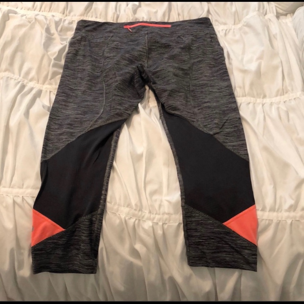 LULULEMON CROPPED LEGGINGS SIZE 8